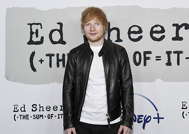 RECENZE: Sheeranovo „podzimní“ album za nehty příliš nezaleze