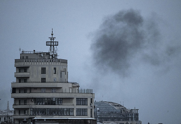Kyjevem zněla střelba a výbuchy, protivzdušná obrana sestřelila vlastní dron