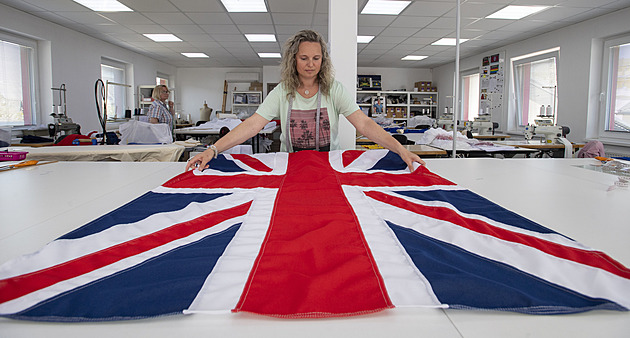 Složité šití a pozor na bič! Stovky britských vlajek pro korunovaci jsou z Česka