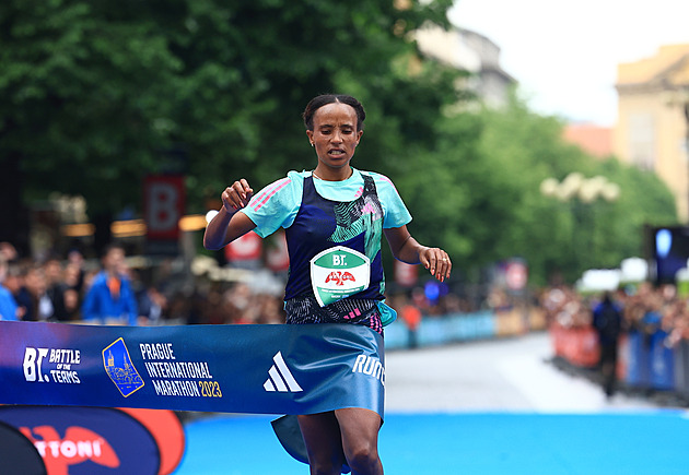 O Pražském maratonu: Gumové nohy Stewartové a Keňan trénující v Japonsku