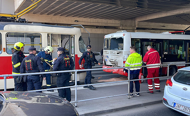Při srážce tramvaje s autobusem v Zahradním Městě se lehce zranilo osm lidí