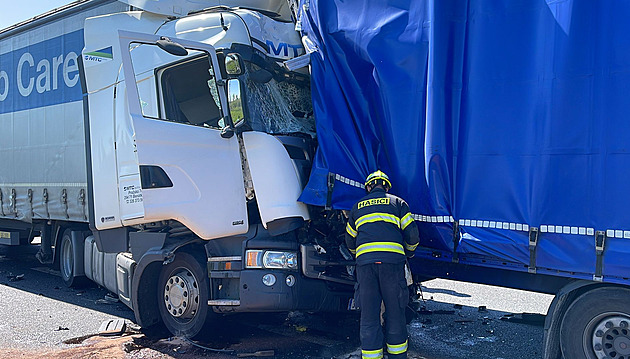 Provoz na D1 u Čestlic omezila srážka nákladních aut, řidič utrpěl úraz hlavy