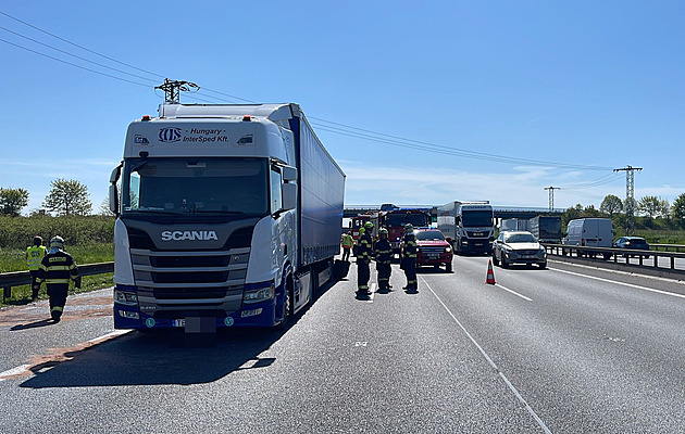 Dálnice u Olomouce stála kvůli havárii kamionu, jeřáb překládal náklad