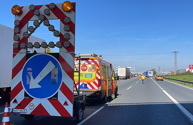 Na dálnici D10 se srazilo auto s kamionem, zraněný řidič skončil v nemocnici