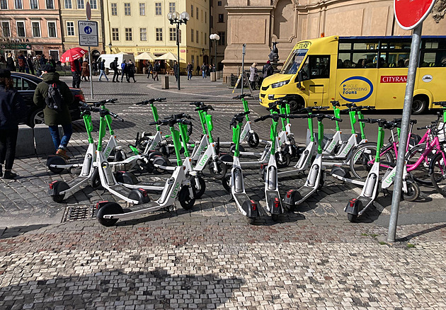 Koloběžka může překážet čtyři hodiny, potom hrozí pokuta. Vzniká parkovací mapa