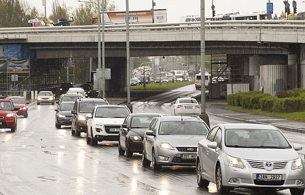 Aut je skoro jako Pražanů. Řidiči potřebují trasy mimo centrum, míní expert