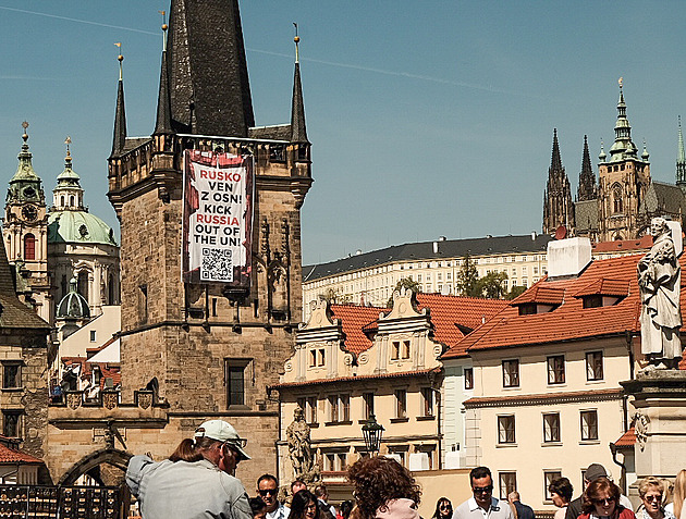 Na Karlově mostě se objevil transparent proti Rusku, vyvěsili ho aktivisté