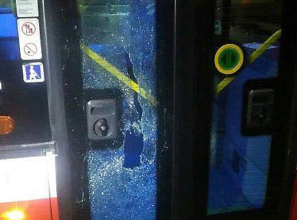 Opilá žena prohodila mobil dveřmi autobusu, dovnitř vlezla po čtyřech