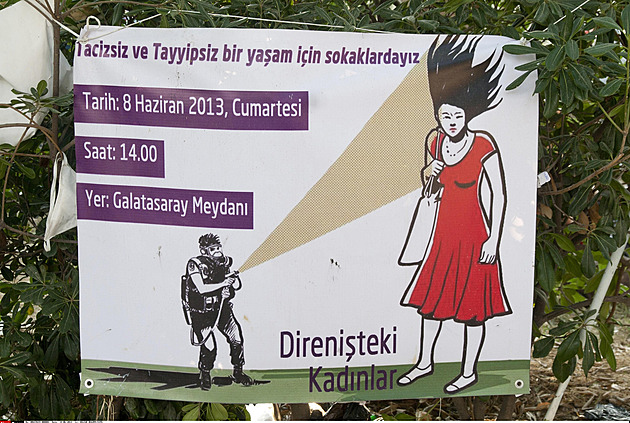 Útok slzným plynem vyburcoval Turky. Žena v červeném však symbolem být nechtěla