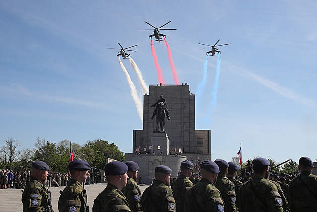 Politici si na Vítkově připomínají výročí konce války, Pavel jmenuje generály