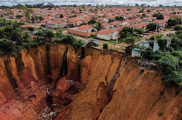 OBRAZEM: Život nad propastí. Brazilské město kvůli odlesňování pohlcuje země