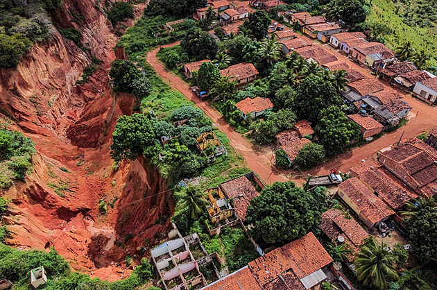 OBRAZEM: Život nad propastí. Brazilské město kvůli odlesňování pohlcuje země