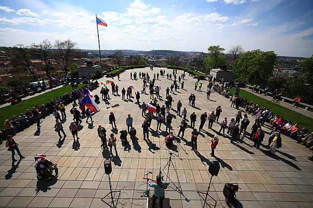 Mezi demonstranty proti válce. Táhne nás do ní vláda, mír je v nedohlednu, tvrdí