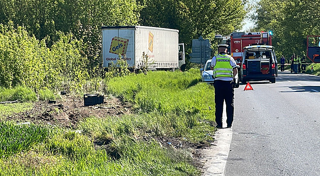 Tragickou nehodu u Mělnického Vtelna nepřežil řidič osobního auta