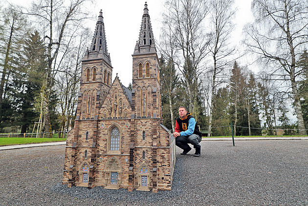 Park miniatur nově zdobí replika baziliky na Vyšehradě, přibude i Český Krumlov