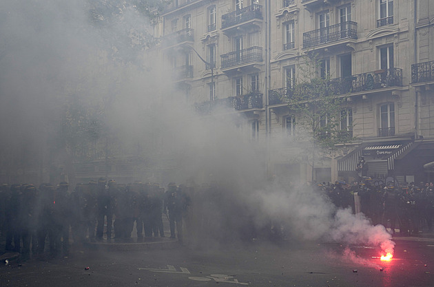 Ve Francii burcovali proti vládě statisíce, do akce povolali 12 tisíc policistů
