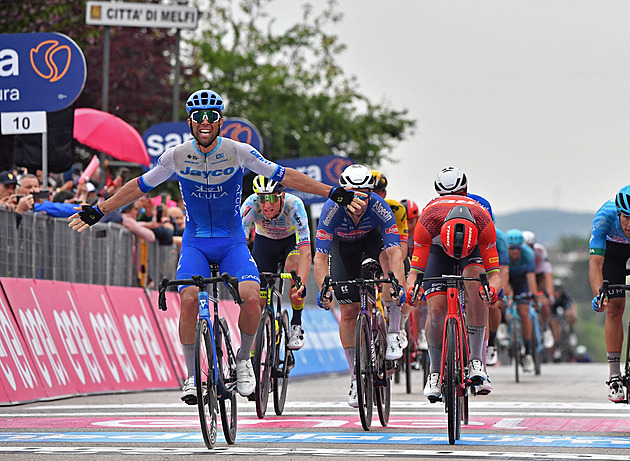 Den podle plánu. Matthews ovládl třetí etapu Gira, Evenepoel dál v růžové