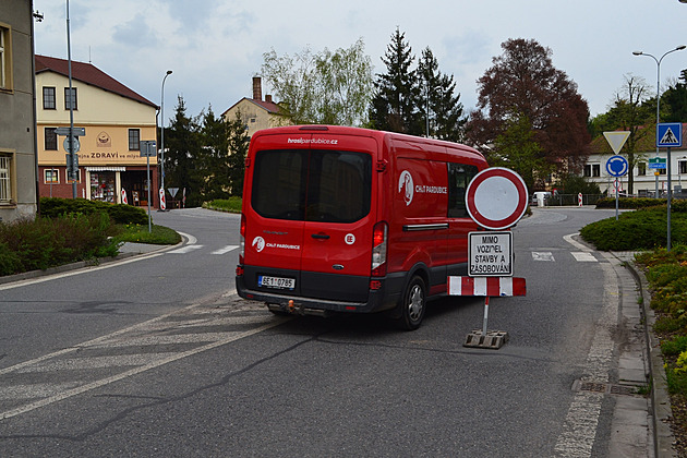 Řidiče čekají v Chocni kolony, ale bude hůř. Uzavře se frekventovaný most