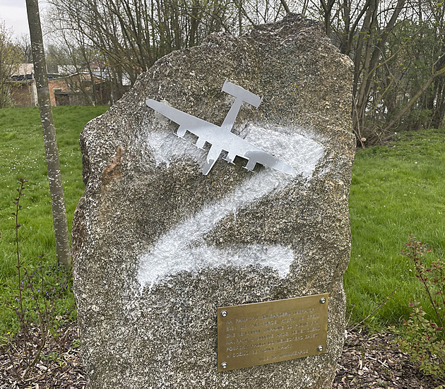 Vandal v Polné nastříkal písmeno Z na pomník k havárii amerického bombardéru