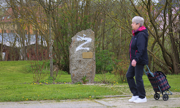 Vandal v Polné nastříkal písmeno Z na pomník k havárii amerického bombardéru