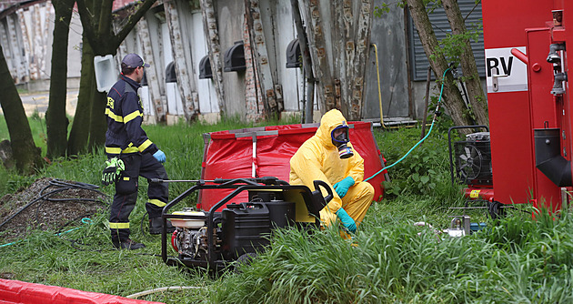 V mundúrech a maskách. 15 tisíc krůt s ptačí chřipkou likvidují dva dny i hasiči