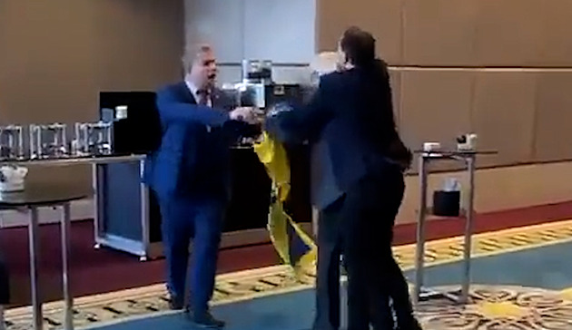 Ruský delegát strhl na summitu ukrajinskou vlajku. Vysloužil si pohlavek