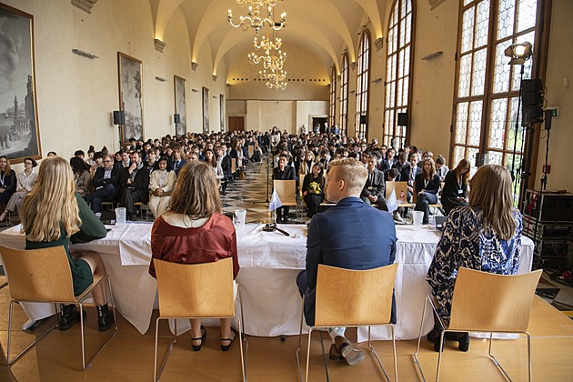 Před OSN nanečisto na Pražském hradě