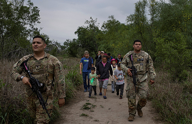 OBRAZEM: Čínští migranti proudí do USA. Obdoba TikToku poradí obuv i převaděče