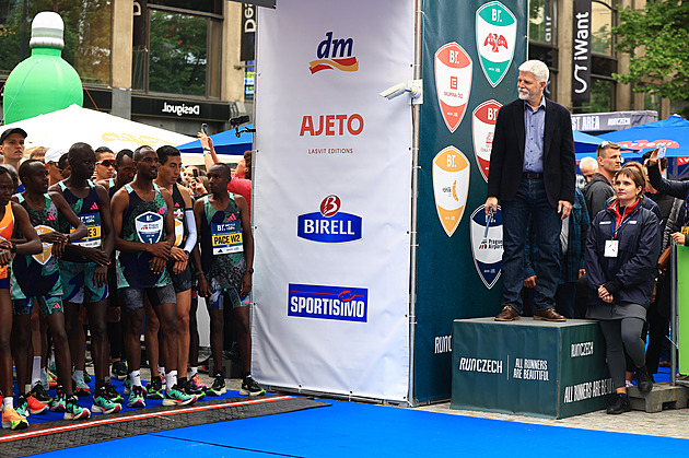 OBRAZEM: Pražský maraton s prezidentem Pavlem i běžcem pro Prague Pride