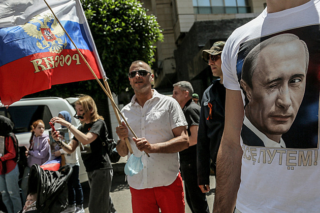 OBRAZEM: 17 zastavení s Putinem. Obdivovaný i nenáviděný na tričkách