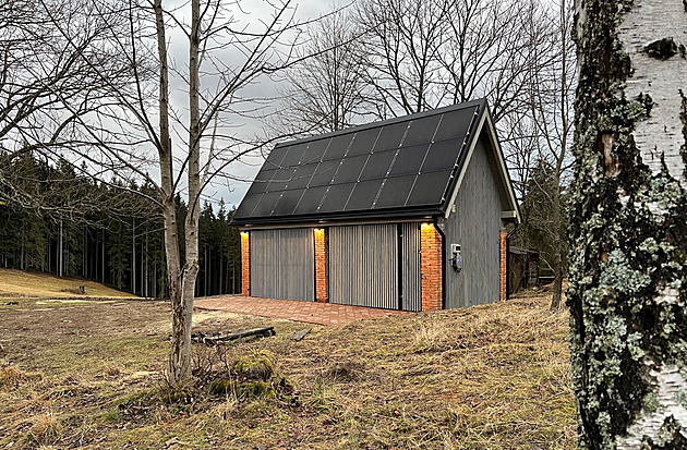 Ze staré stodoly, ze které zbylo jen šest sloupů, mají dokonalou pařírnu