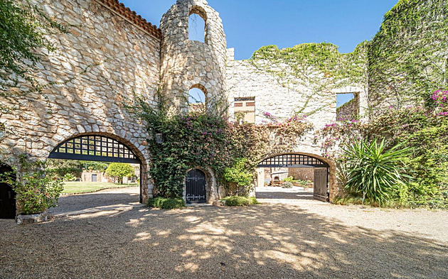 Nádherné sídlo vestavěli do zdí staré pevnosti na Azurovém pobřeží