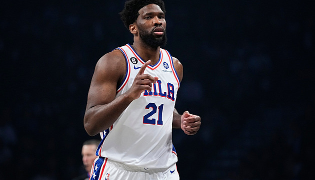 Skleněná kolena, rodinná tragédie, posměch. Přesto Embiid vystoupal na vrchol