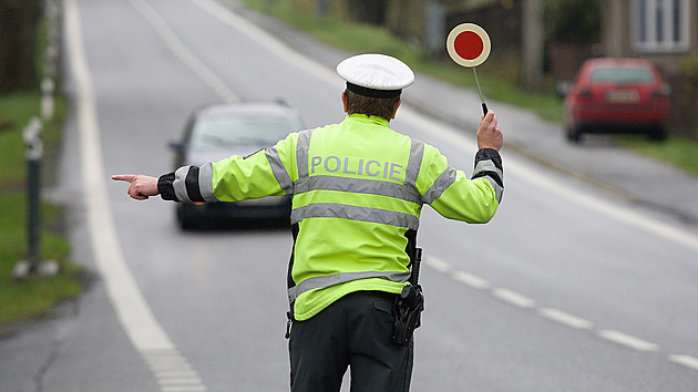 Místo občanky mobil. Policisté v terénu přijímají eDoklady, někdy tápou