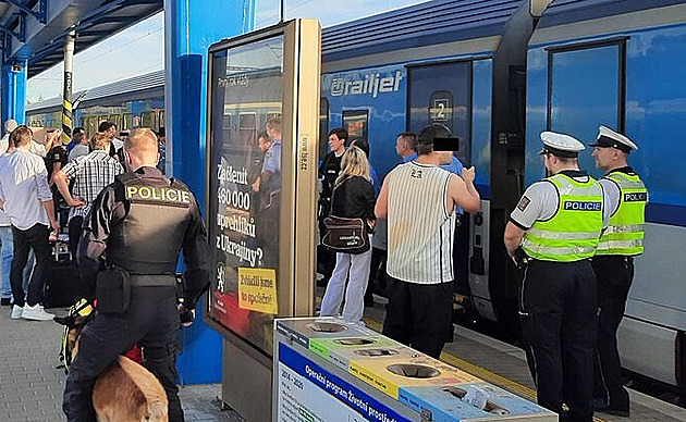 Opilí cizinci ničili mezinárodní vlak. Zasáhla policie, do Prahy už nedojeli