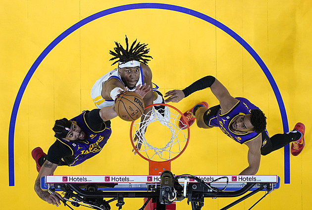 Thompsonova zlatá ruka přinesla Golden State proti Lakers první výhru
