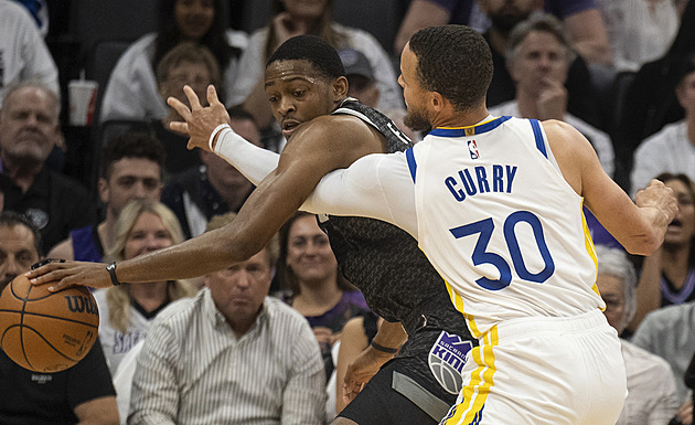 Rekord sedmých zápasů: Curryho padesátka zajistila Golden State postup