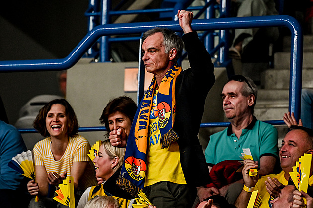 OBRAZEM: Teď basket, dříve fotbal. Když nastoupil Trojan, zaplněný Ďolíček bouřil