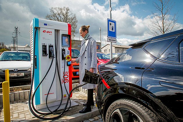 Ve Strakonicích mají novou dobíječku elektromobilů, řidiči zaplatí kartou