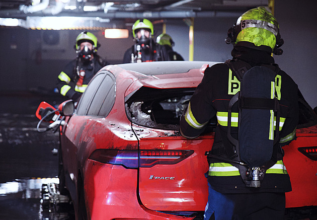 V Praze hořel v garáži elektromobil za milion. U hašení zasahovali i chemici
