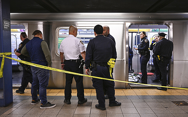 Muži v newyorském metru napadli křičícího cestujícího, škrcení nepřežil