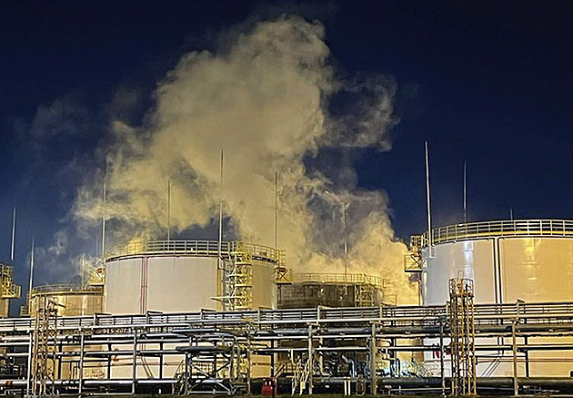 Cherson zakáže vycházení kvůli operaci, hoří další ruský ropný sklad