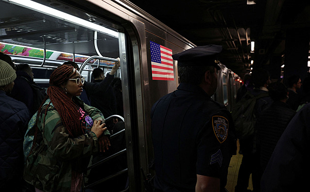 Střelbě v newyorském metru podlehl člověk, pět lidí je zraněno. Policie hledá viníka