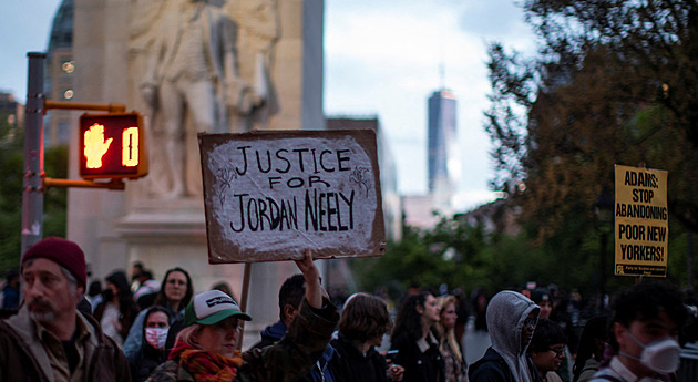 Škrtil ho v metru, dokud nezemřel. Vrah nechtěl ublížit, míní právníci