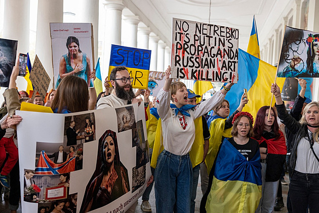 V záplavě ukrajinských vlajek se protestovalo proti sopranistce Nětrebkové