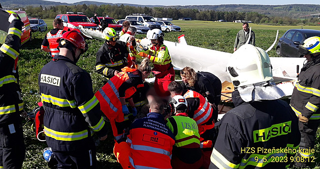 Na letišti v Rokycanech se zřítil ultralight, zraněný pilot musel do nemocnice