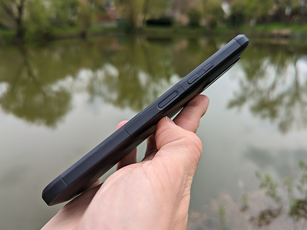 Elegantní a extrémně drsná zároveň. Taková je nová Nokia XR21