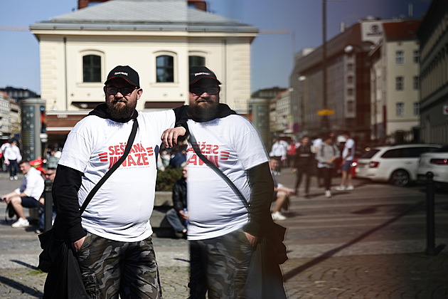 Sešívaná invaze. Tisíce fanoušků Slavie pochodují Prahou na finále poháru