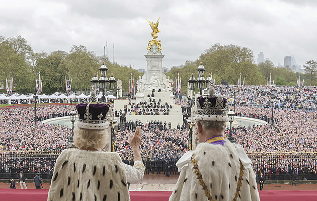 Internet baví falešná Meghan, děsivá „smrtka“, náhradní Camilly i skrytý Harry