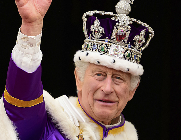 Korunovace Karla III. se povedla, soudí Britové. Krásu obřadu uznala i levicová média